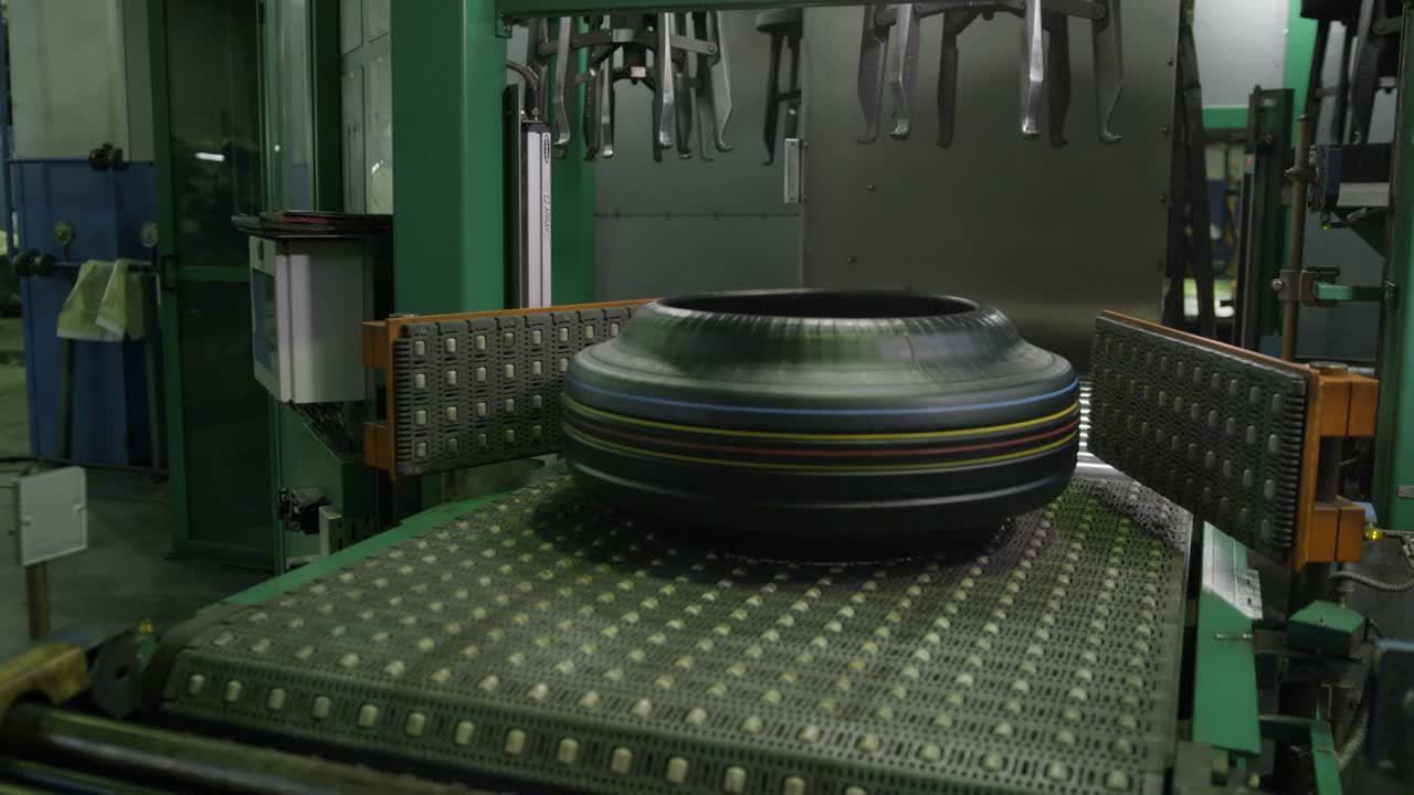 los neumáticos se mueven a lo largo del mecanismo del transportador se agarra para las llantas de primer plano