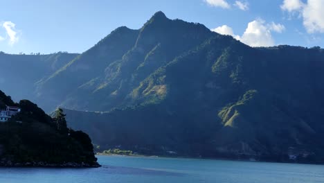 危地马拉的阿蒂兰湖在日落时