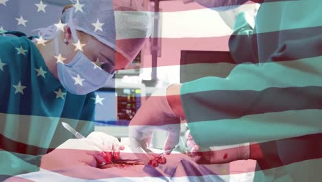 Animation-Der-Flagge-Der-Vereinigten-Staaten-Von-Amerika,-Die-über-Chirurgen-Im-Operationssaal-Weht