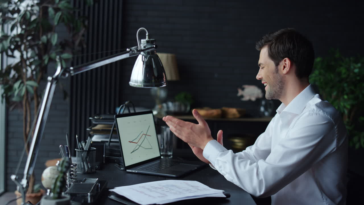 trabajador mirando gráficos