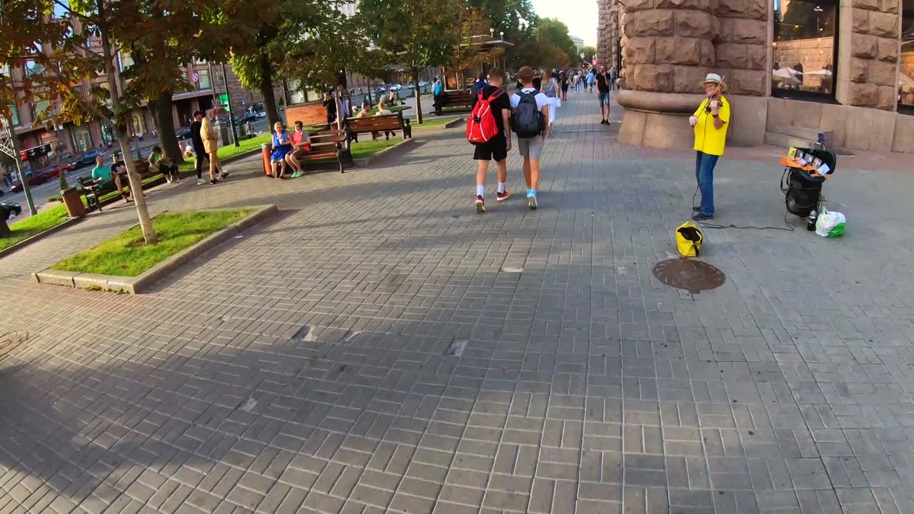 escena callejera de la ciudad con personas y actividades