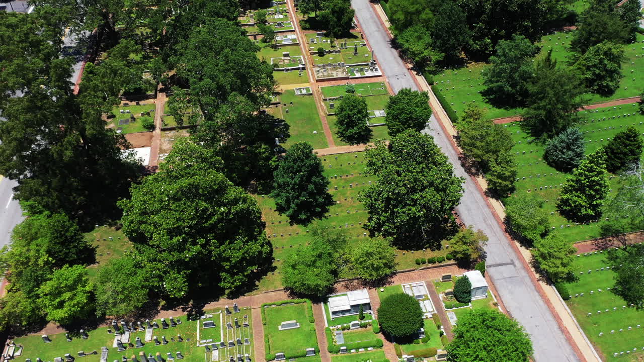 vista de ángulo alto del cementerio en la ciudad