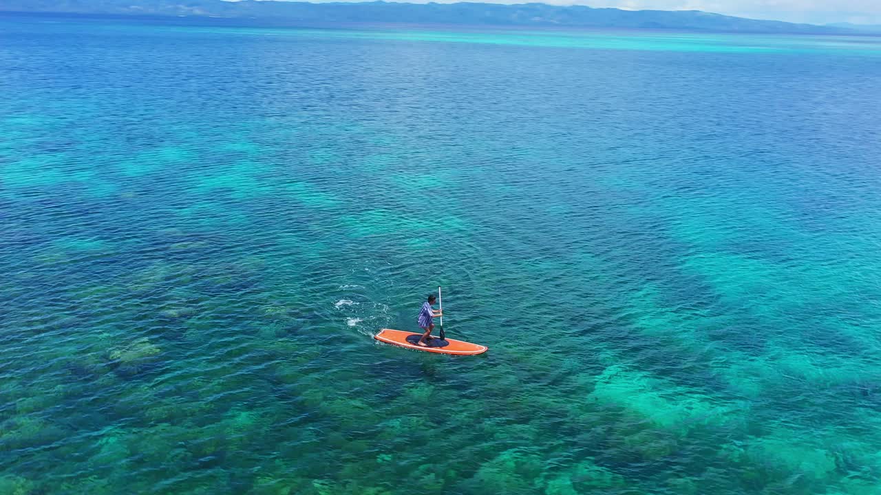 여름철 남부 레이테에 있는 탁박 해양 공원의 얕은 바다 표면에서 노를 젓다