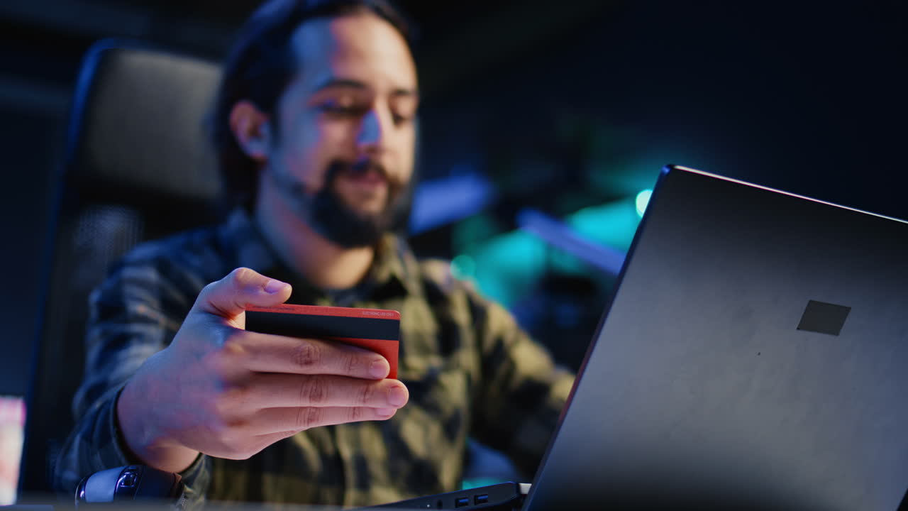 hombre gastando dinero mientras hace compras en línea, escribiendo información de tarjeta de débito