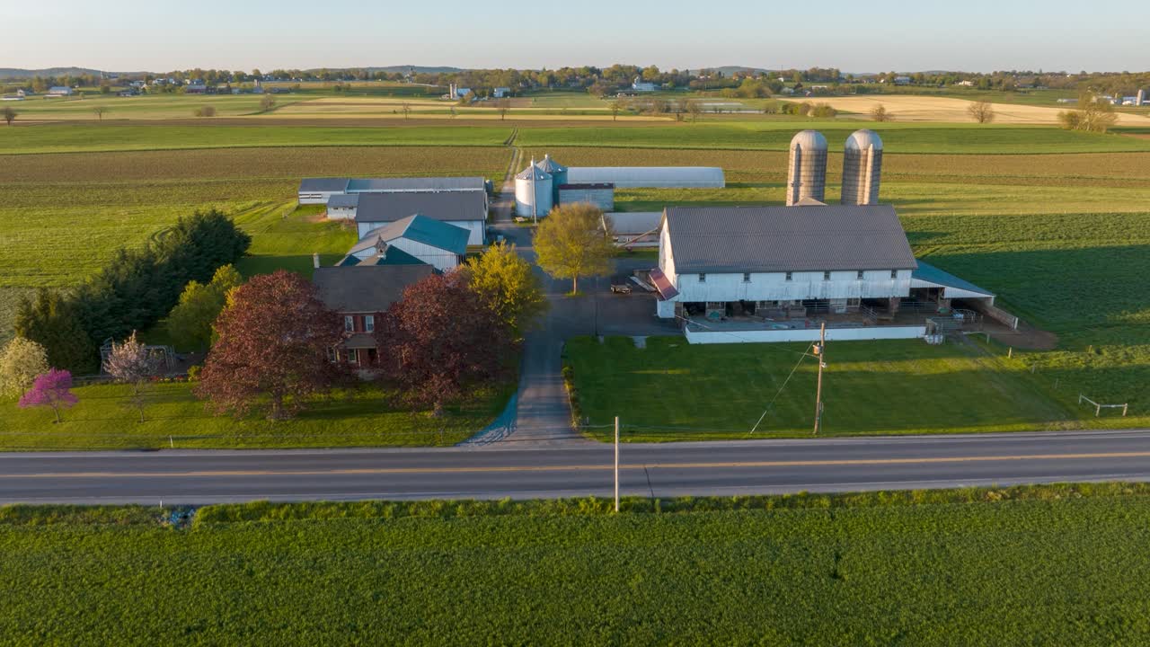 la hora dorada del atardecer sobre la clásica granja americana