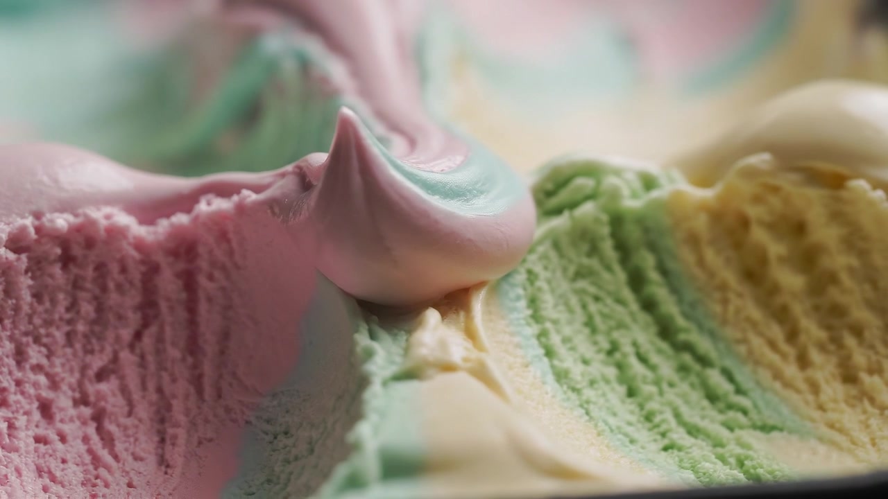 Scatto macro di vortici cremosi di gelato rosa pastello e blu