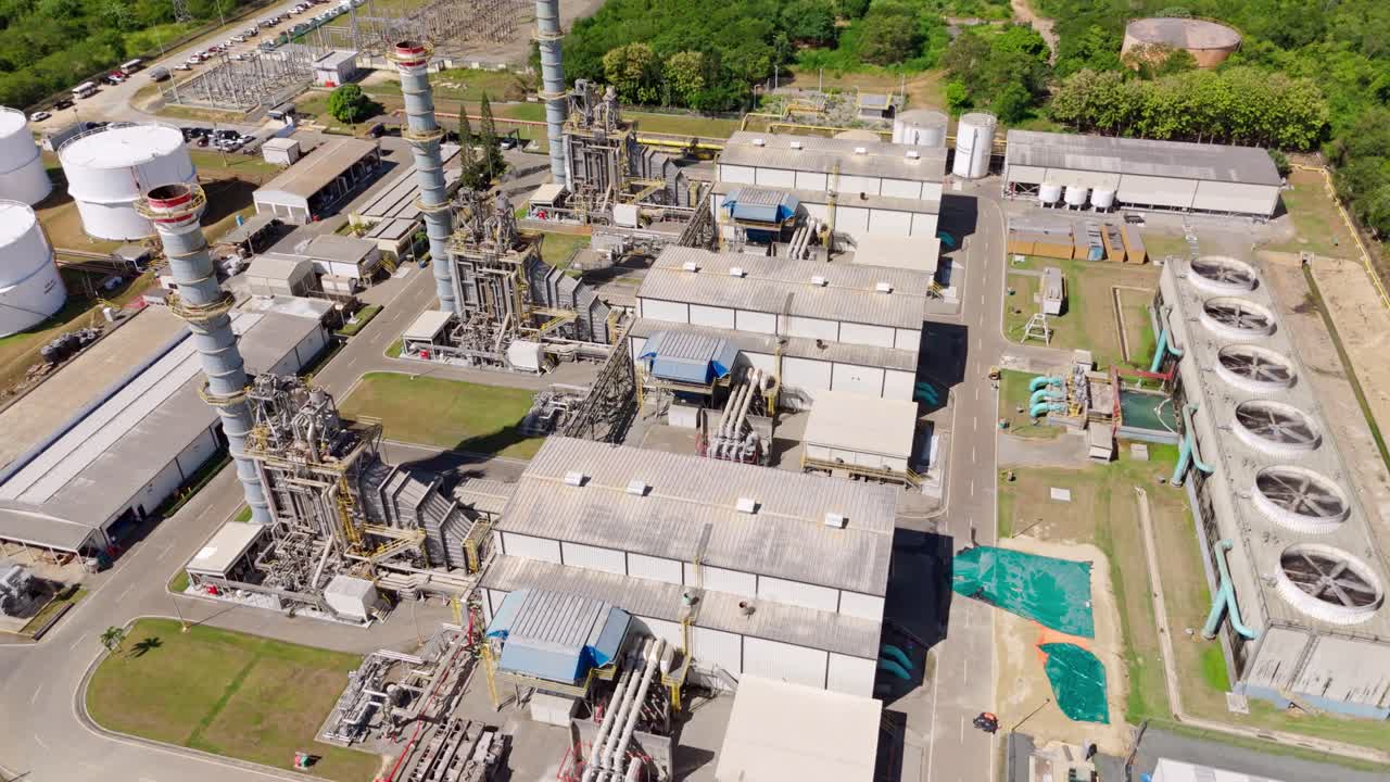 Vista aerea con drone della centrale elettrica Energa 4 a San Pedro de Macoris, ciminiere, condutture e torri di raffreddamento, Repubblica Dominicana