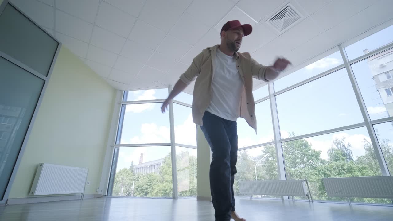 hombre bailando breakdance en un estudio moderno