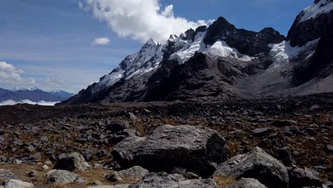 Bewölkte-Skyline-Zeitrafferaufnahme-In-FullHD-über-Dem-Schneebedeckten-Salkantay-Berggipfel-Und-Gipfeln,-Die-Auf-Dem-4600-M-Hohen-Salkantay-Pass-Auf-Der-Gleichnamigen-Wanderung-In-Peru-Aufgenommen-Wurden