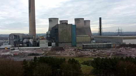 Fiddlers-Ferry-Kraftwerk,-Luftaufnahme,-Überführung,-Trümmer-Abgerissener-Kühltürme-Und-Stillgelegte-Fabrikreste