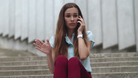 Businesswoman-sitting-on-stairs