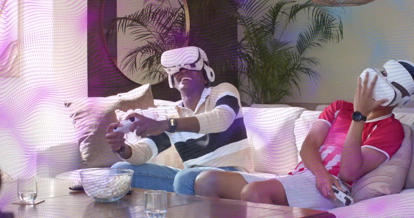 Due uomini che prendono controller VR, si mettono i visori sul divano, evocando bersagli animati per il gioco