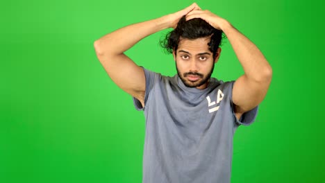 modelo masculino indio con pantalla verde