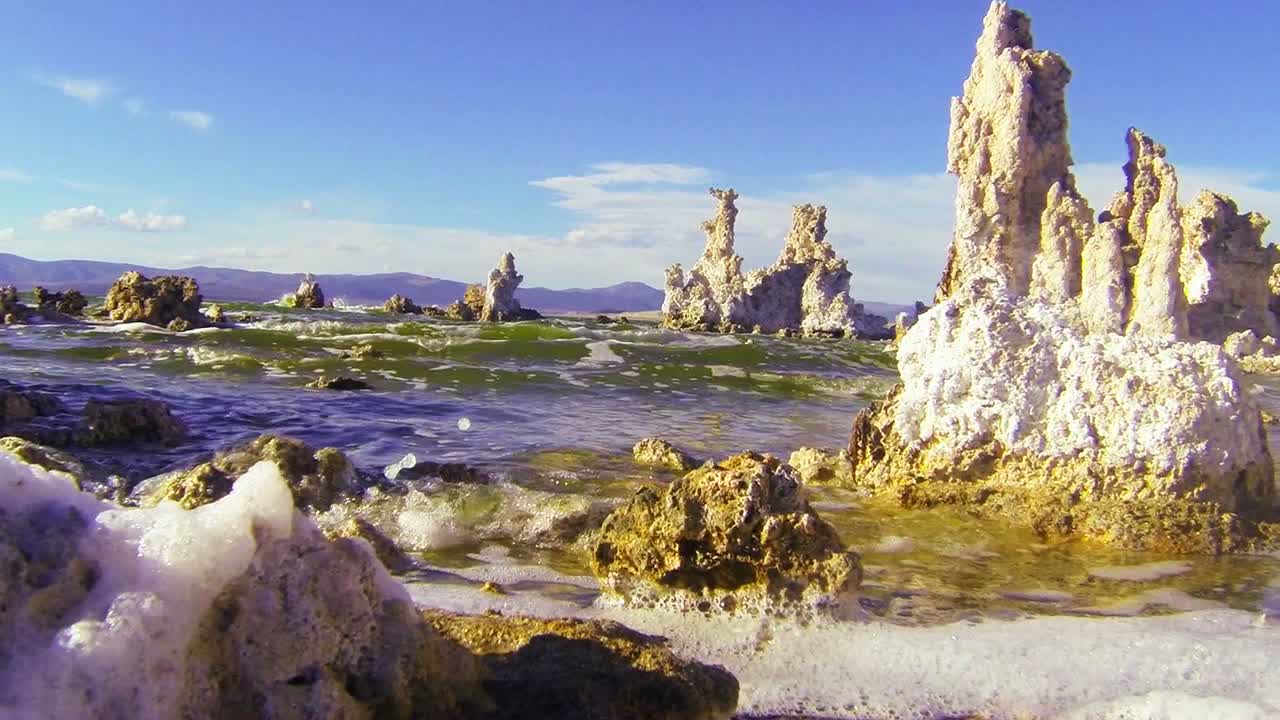 un travelling a lo largo de las orillas del lago mono en california revela una escena de otro mundo