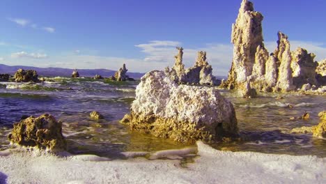 un travelling a lo largo de las orillas del lago mono en california revela una escena de otro mundo