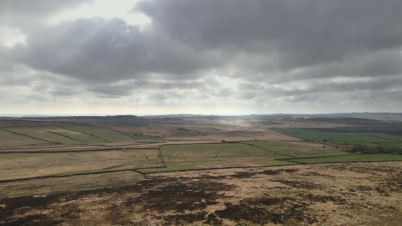 imágenes aéreas cinematográficas que revelan una hermosa extensión abierta de páramos con nubes dramáticas en el horizonte