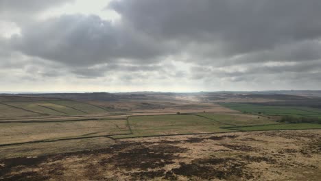 Filmische-Luftaufnahmen,-Die-Eine-Wunderschöne,-Offene-Moorlandschaft-Mit-Dramatischen-Wolken-Am-Horizont-Zeigen