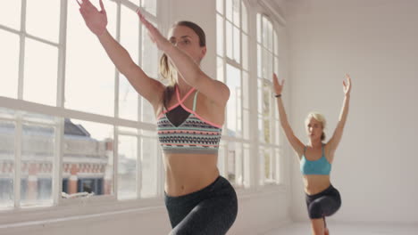 Clase-De-Yoga-Grupo-Multirracial-De-Mujeres-Que-Ejercen-Un-Estilo-De-Vida-Saludable-Y-Saludable