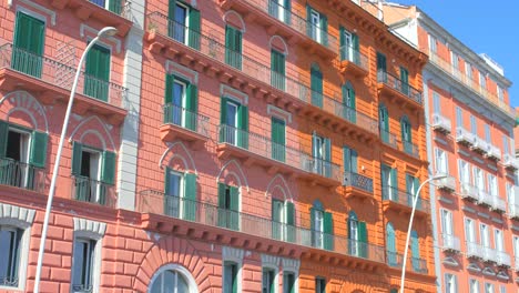 Inclinando-Hacia-Arriba-La-Colorida-Arquitectura-De-Estilo-Europeo-En-El-Distrito-De-Chiaia-Con-Ventanas-Y-Hermosos-Balcones-En-Nápoles,-Italia