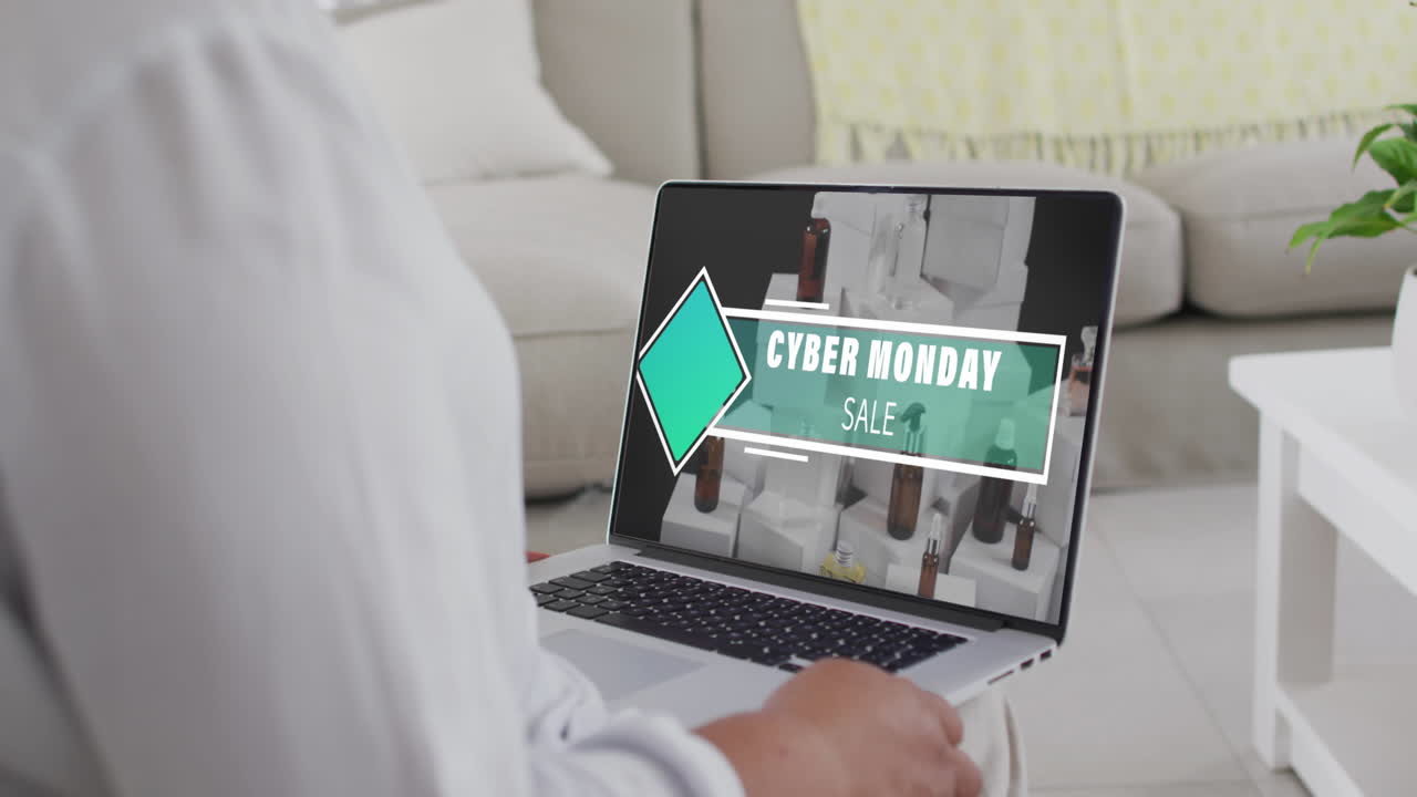 집에서 노트북을 사용하는 두 인종 여성 사이버 월요일 할인 날 온라인 쇼핑, 느린 동작