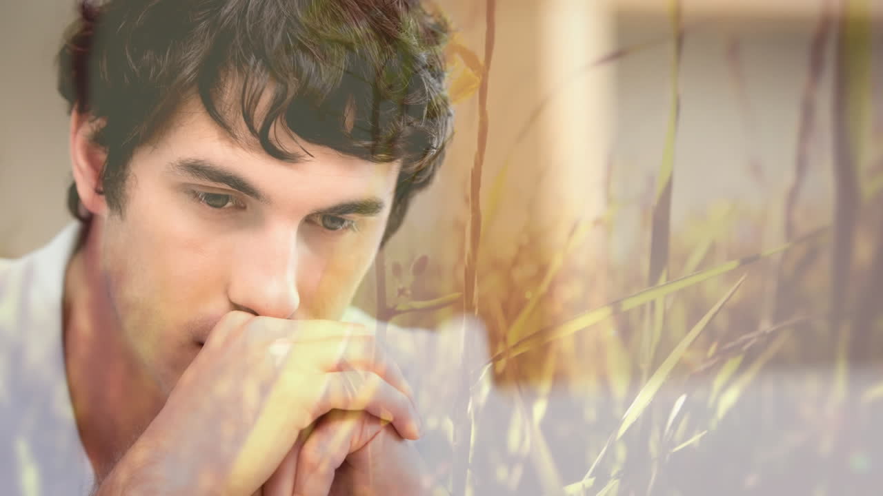 4k 입에 손을  ⁇ 고 앉아 있는 걱정스러운 남자의 디지털 애니메이션