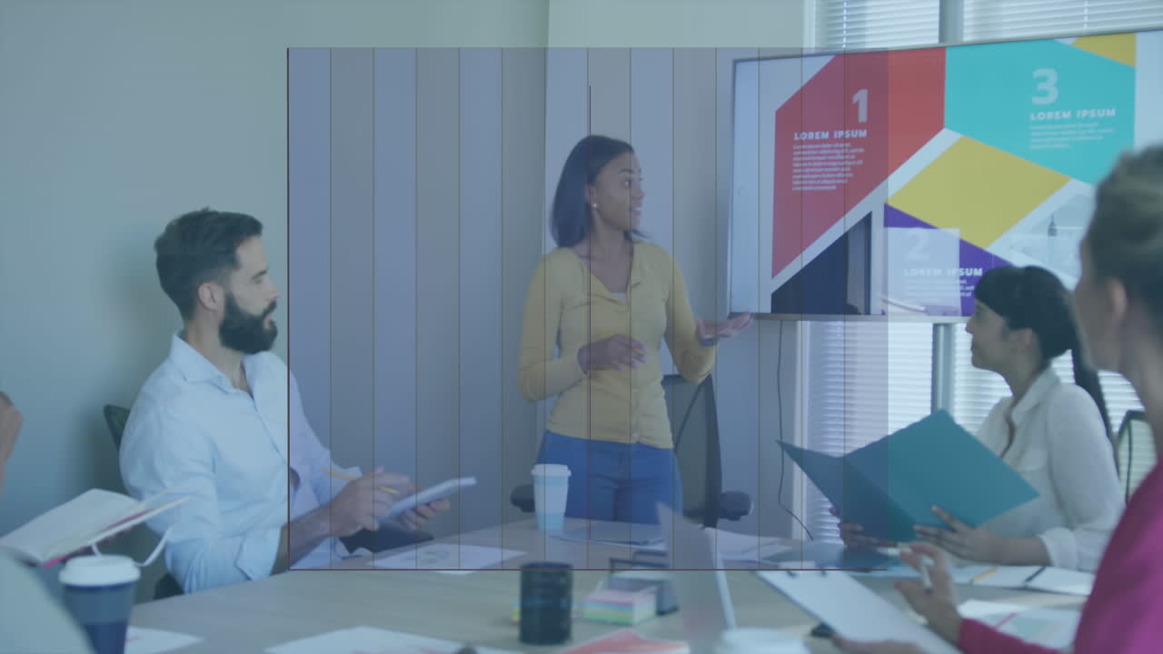 animación del procesamiento de datos estadísticos sobre una mujer afroamericana haciendo una presentación en la oficina