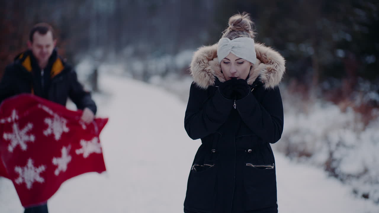 남자친구에게 손을 내미는 여자 ona는 겨울에 숲에서 산책한다 1