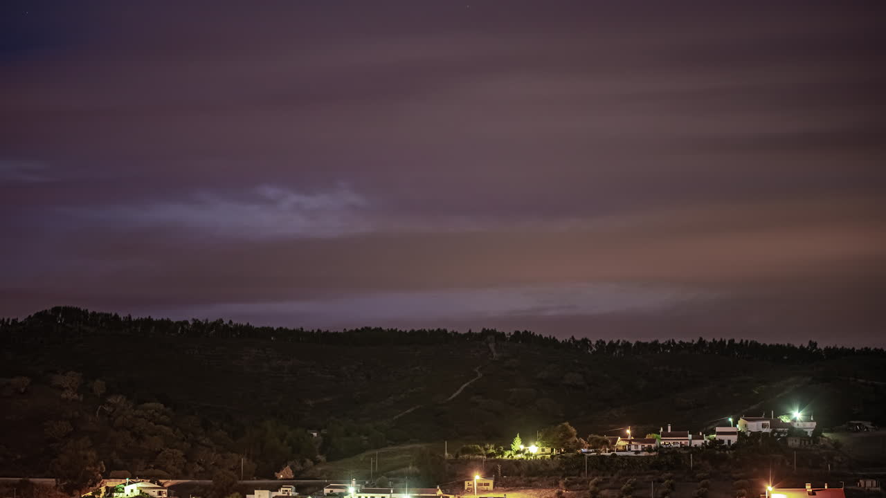 Timelapse de tormentas eléctricas con relámpagos moviéndose sobre las colinas durante la noche
