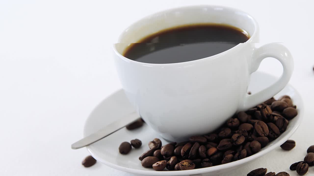 구운 콩 이 들어 있는 검은 커피