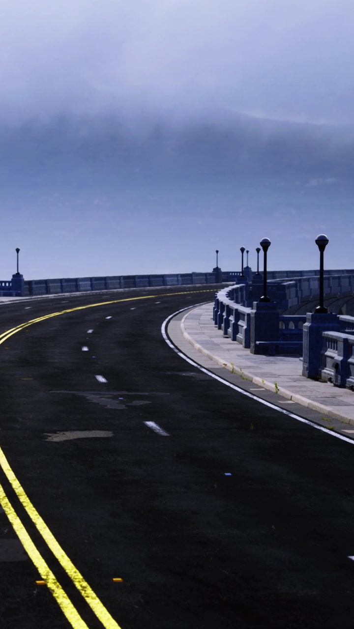 Strada che curva lungo il ponte con tempo nuvoloso di giorno.