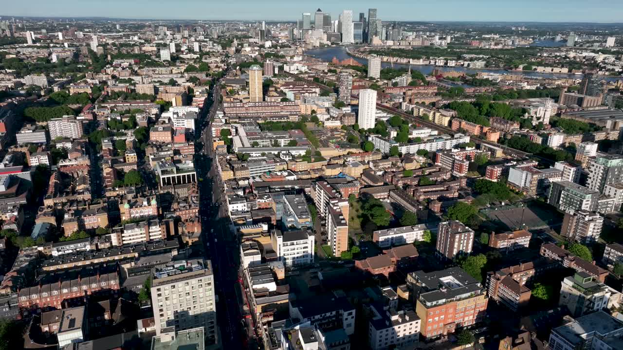 영국 런던 - 2022년 6월 10일: 화이트채플 도로 도시 경관과 상징적인 상업 고층 빌딩에 있는 카나리 워프 공중 드론 헬리콥터 전망