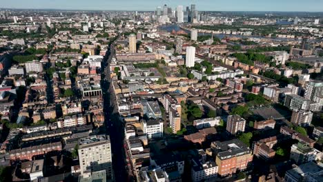 London,-Großbritannien---10.-Juni-2022:-Luftdrohne-Hubschrauberansicht-Od-Canary-Wharf-Auf-Whitechapel-Road-Stadtbild-Und-Ikonische-Kommerzielle-Wolkenkratzer