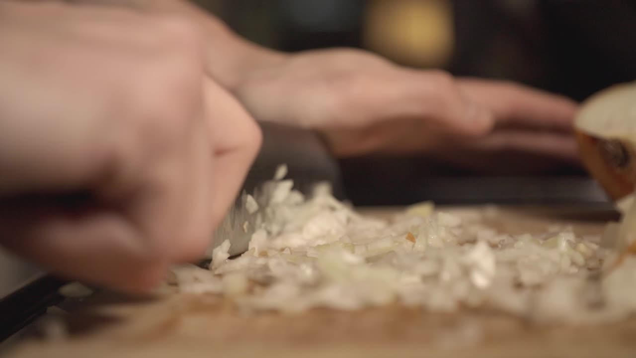 Cipolle bianche tritate dalla mano dello chef in cucina