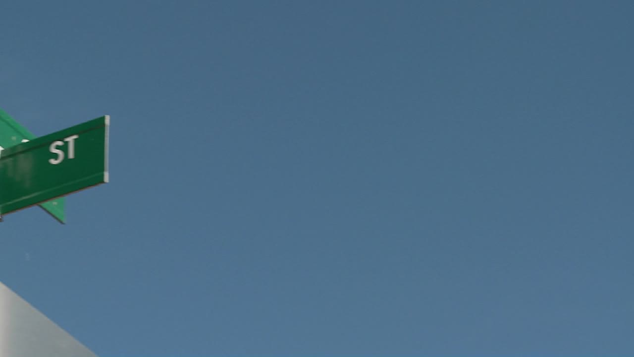 un cartel de calle indica la intersección de las calles principal y mural 1