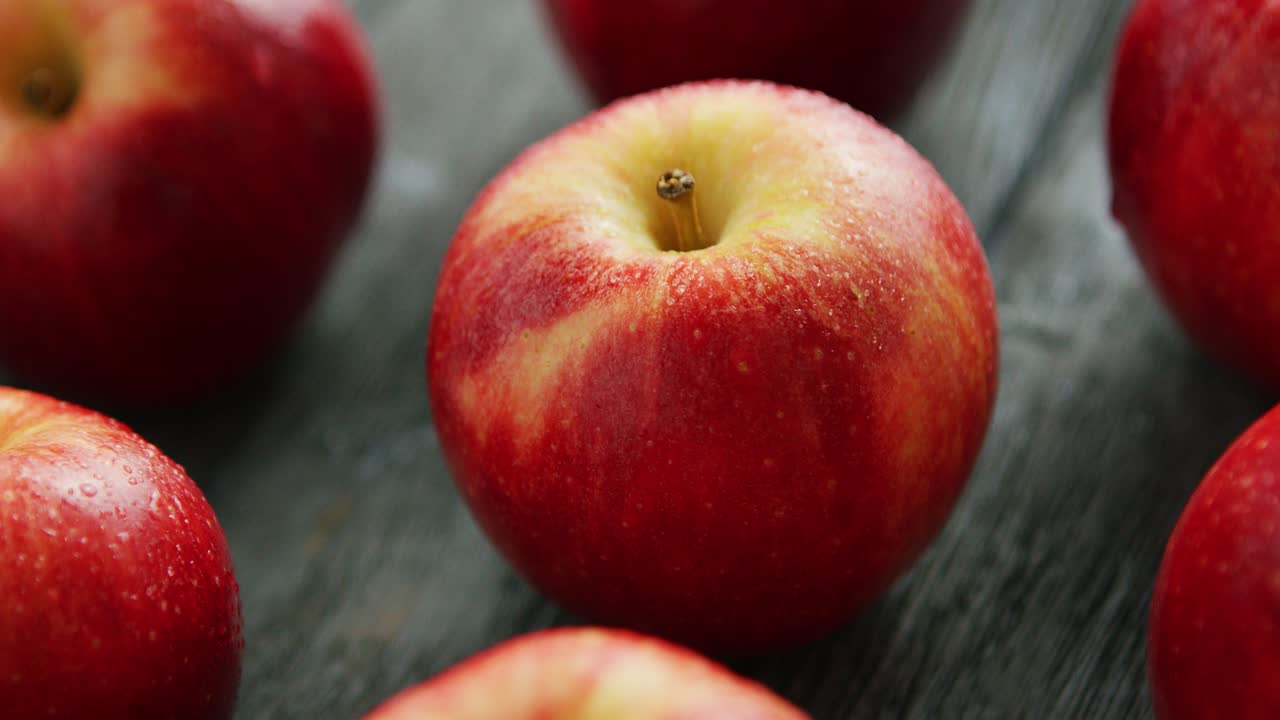 テーブルの上の熟したリンゴ