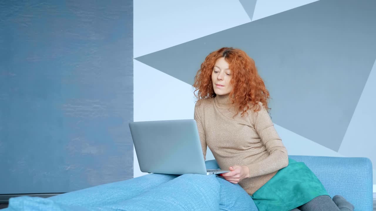 집에서 노트북으로 일하는 여성