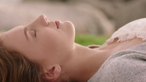 retrato de una hermosa mujer acostada en la hierba en un tranquilo campo disfrutando de las vacaciones de verano relajándose en la naturaleza