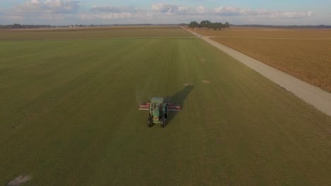 Landwirt,-Der-Auf-Dem-Feld-Mit-Großen-Kommerziellen-Landwirtschaftlichen-Geräten-Arbeitet