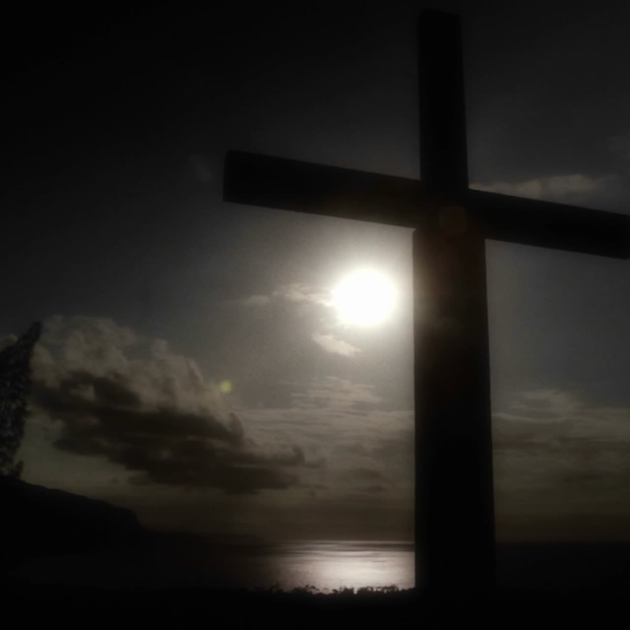 구름 변덕스러운 날에 태양을 배경으로 기독교 십자가를 가로질러 이동