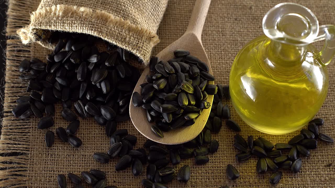 태양꽃 씨과 기름을 가까이 어보세요.
