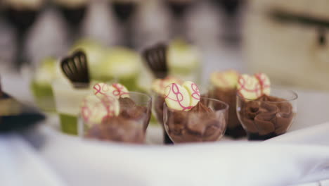 el pastel aparece en una mesa en una boda.
