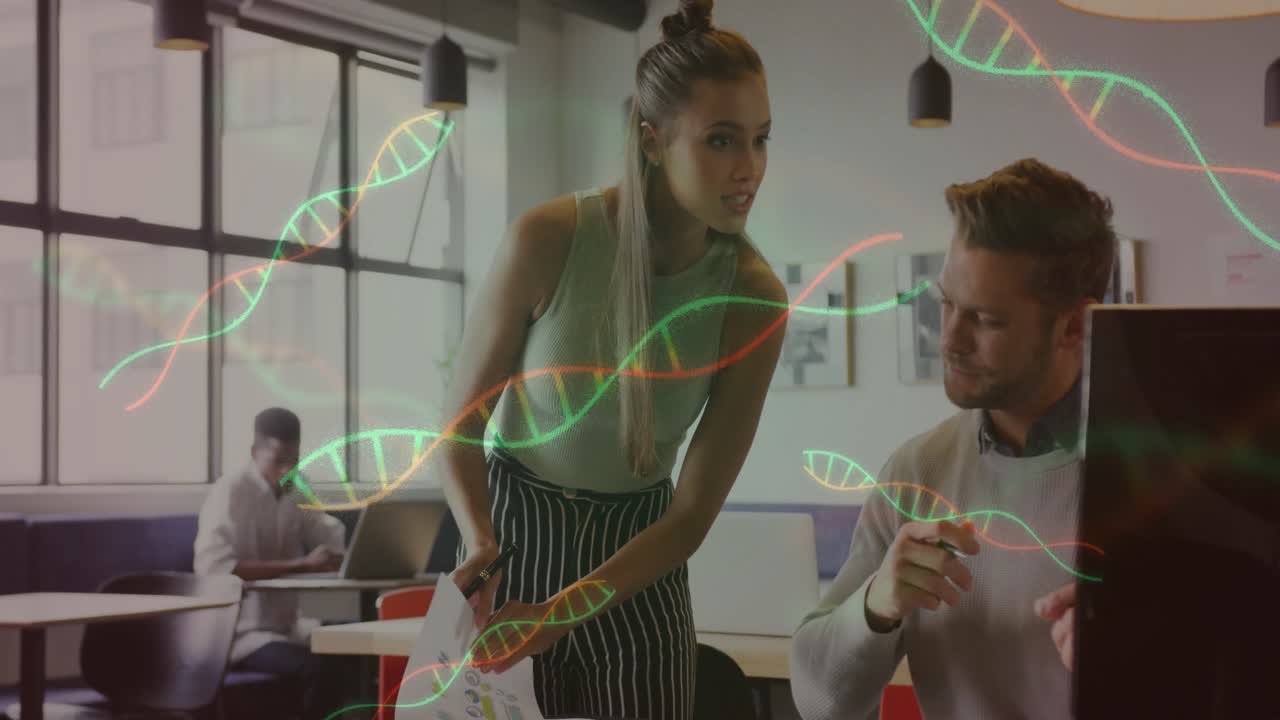 Collega donna che si avvicina alla reception con grafici, presentando i risultati sotto un'elica di DNA animata.