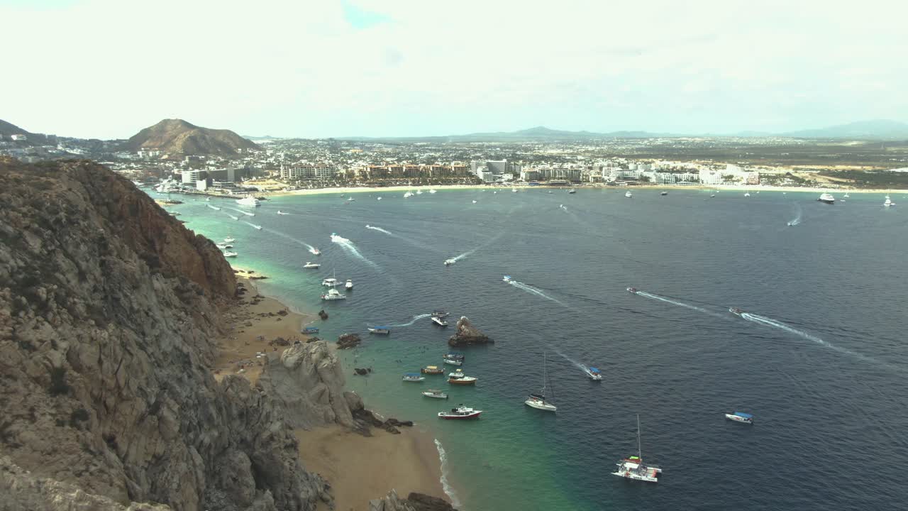 toma aerea de lanchas en el arco de los cabos, baja california sur 2