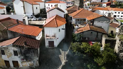 Pintoresco-Castillo-De-Tejado-Naranja-Y-Ciudad-En-Vinhais,-Braganza,-Portugal,-Establecimiento-Aéreo