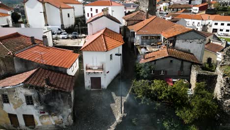 pintoresco castillo de techo naranja y ciudad en vinhais, braganza, portugal, establecimiento aéreo