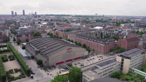 from above, you can spot the forum building, surrounded by urban activity, buildings, and traffic