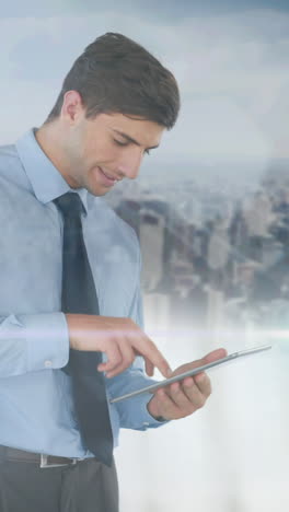 animação de rede de conexões brilhantes sobre empresário usando tablet e paisagem urbana