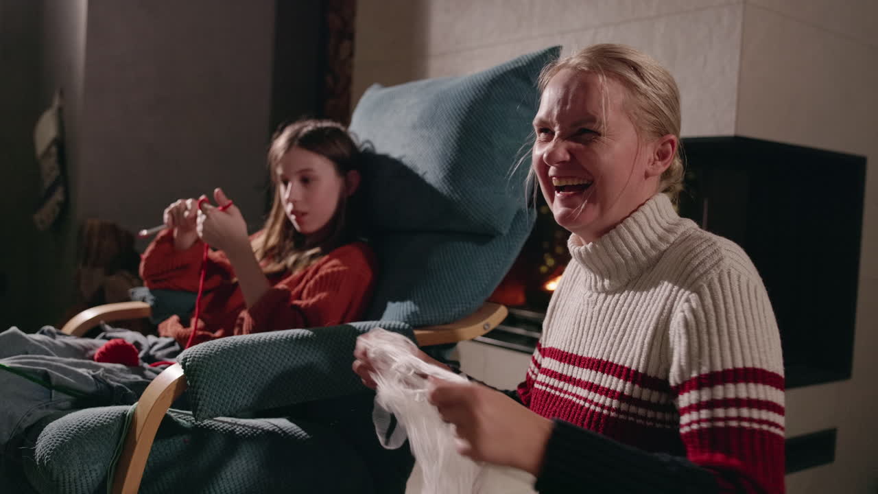 мать и дочь вяжут у камина