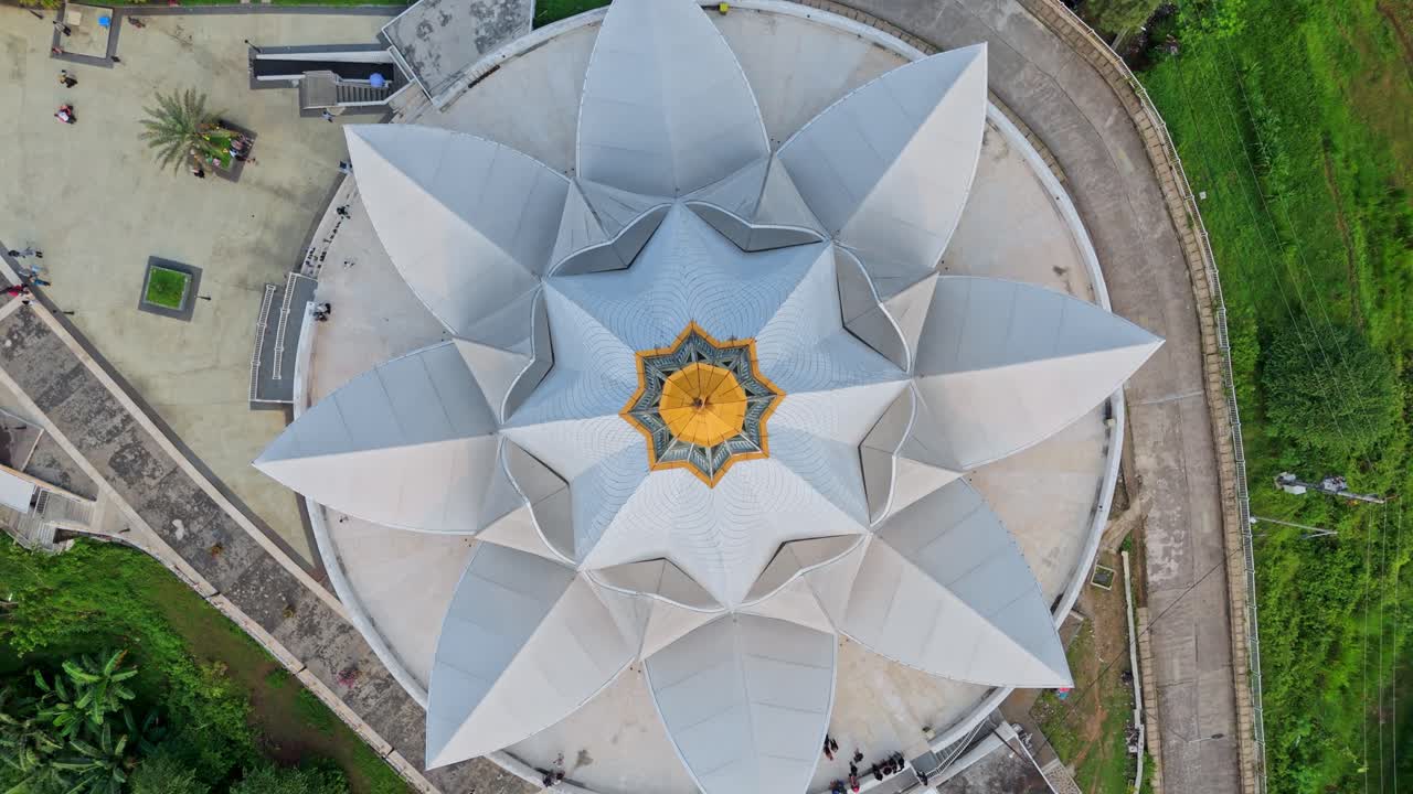 Impresionante toma aérea de arquitectura de loto blanco con cúpula dorada.