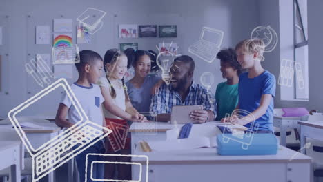 animación de íconos de artículos escolares sobre feliz maestro masculino diverso con estudiantes que usan tableta